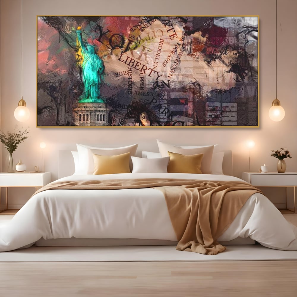 Tablou canvas cu tablou canvas cu statuia libertatii si text, in rama de aluminiu auriu, pe perete intr-un dormitor